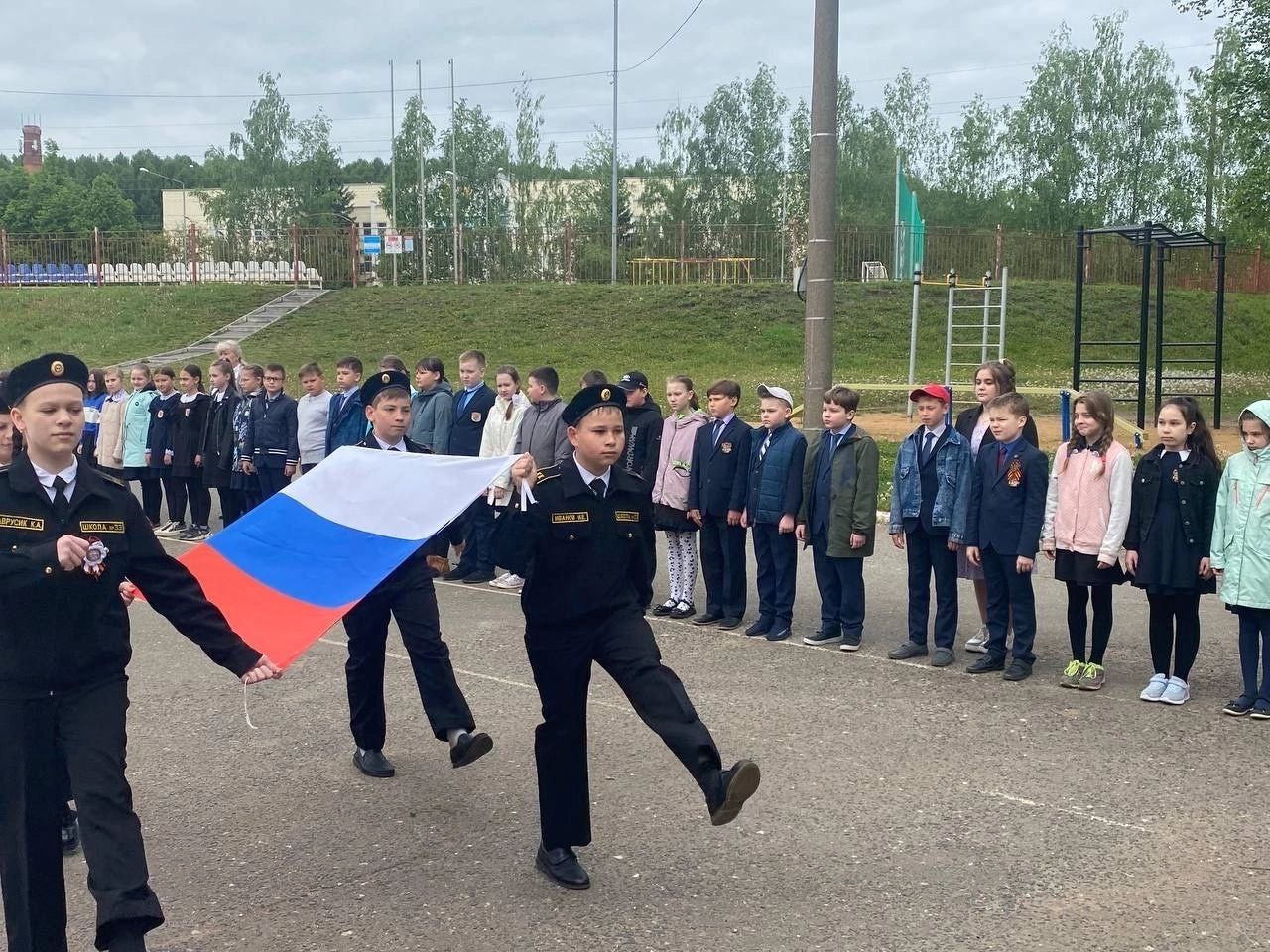 Торжественная церемония поднятия флага РФ.