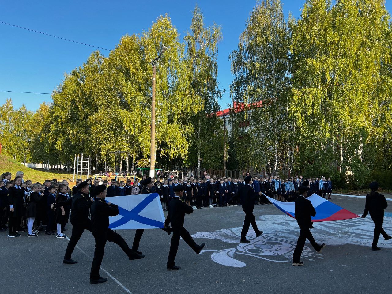 Церемония поднятия флага РФ.