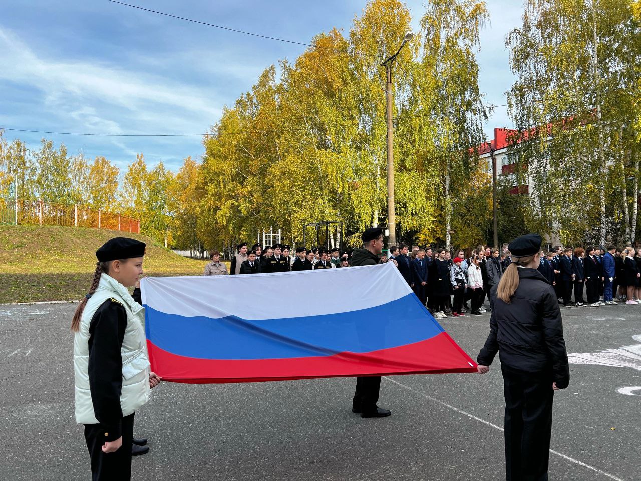 Церемония поднятия флага РФ.