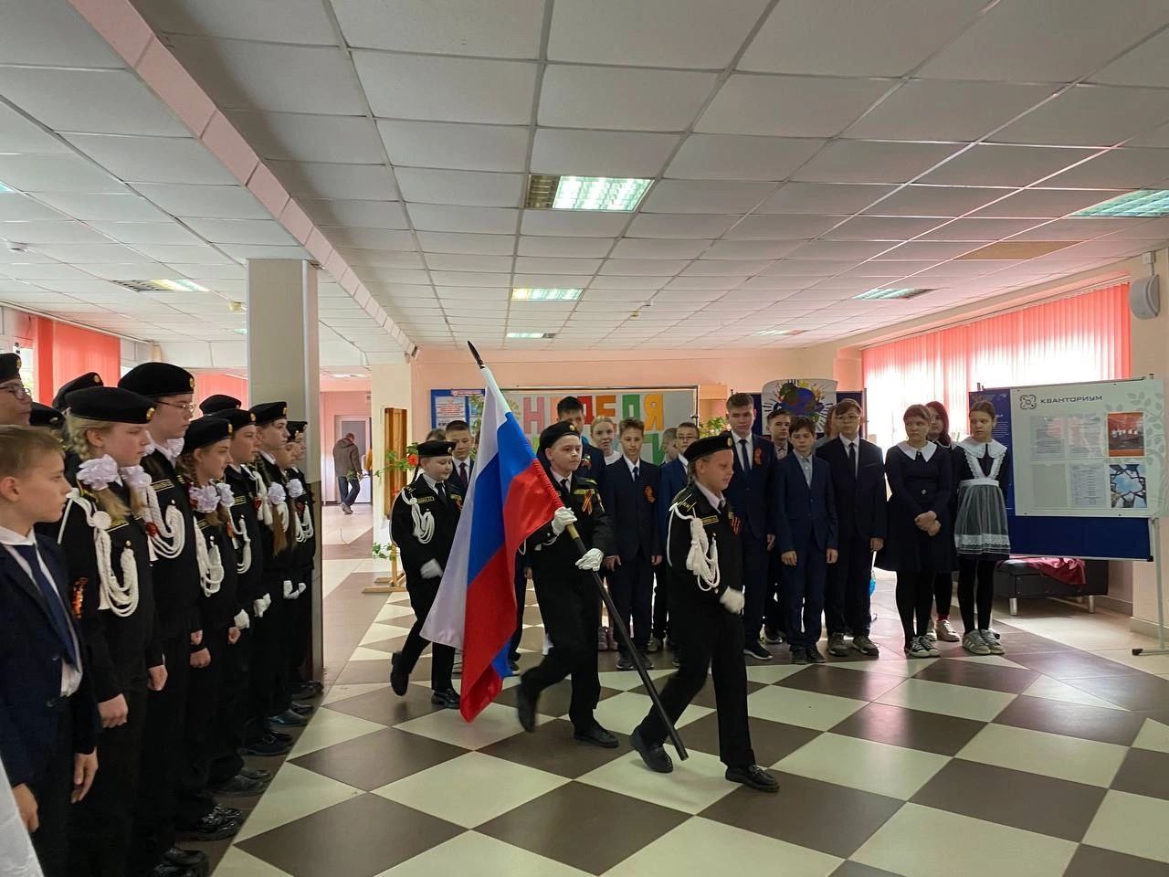 Церемония поднятия флага РФ.