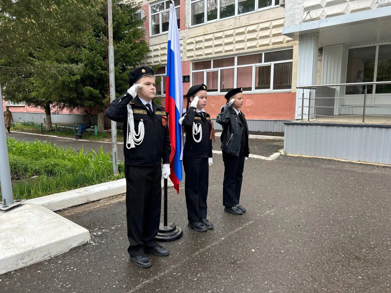 Церемония поднятия флага РФ.