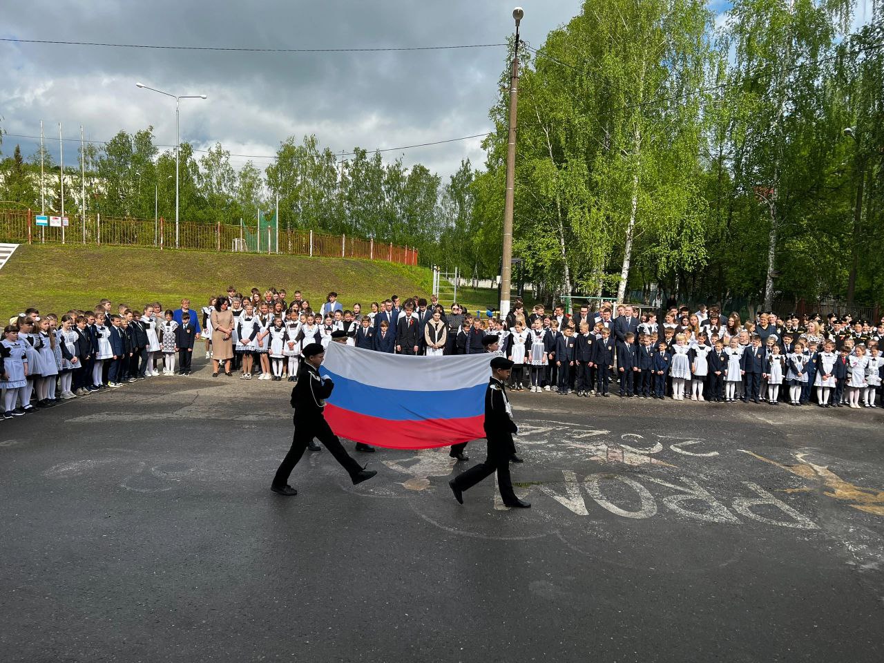 Церемония поднятия флага РФ.
