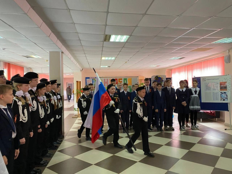 Церемония поднятия флага РФ.